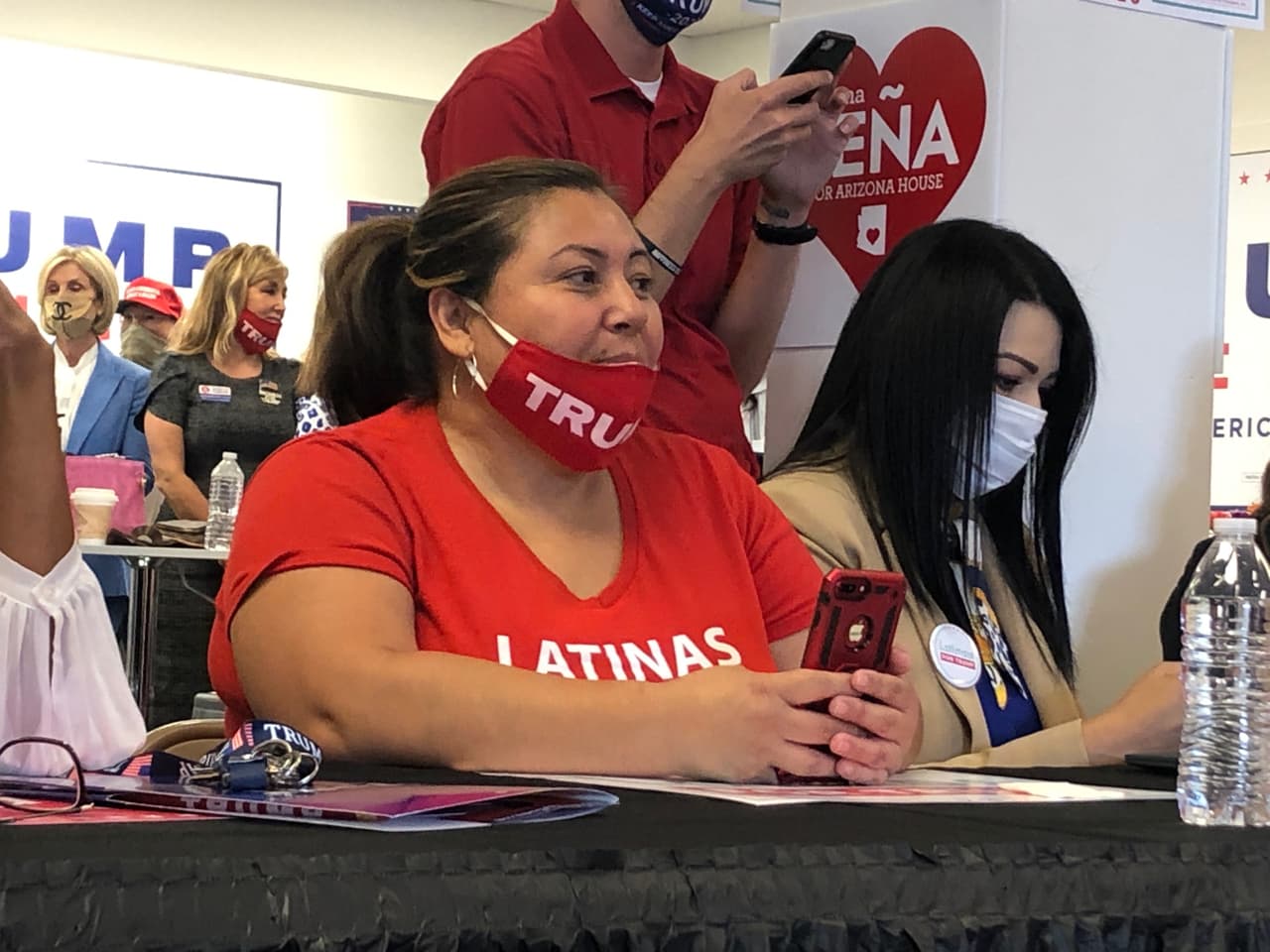 La mexicana Teresa Mendoza dijo que ella y su esposo salvadoreño estaban muy agradecidos con Trump, que emigraron de sus países huyendo de la violencia.