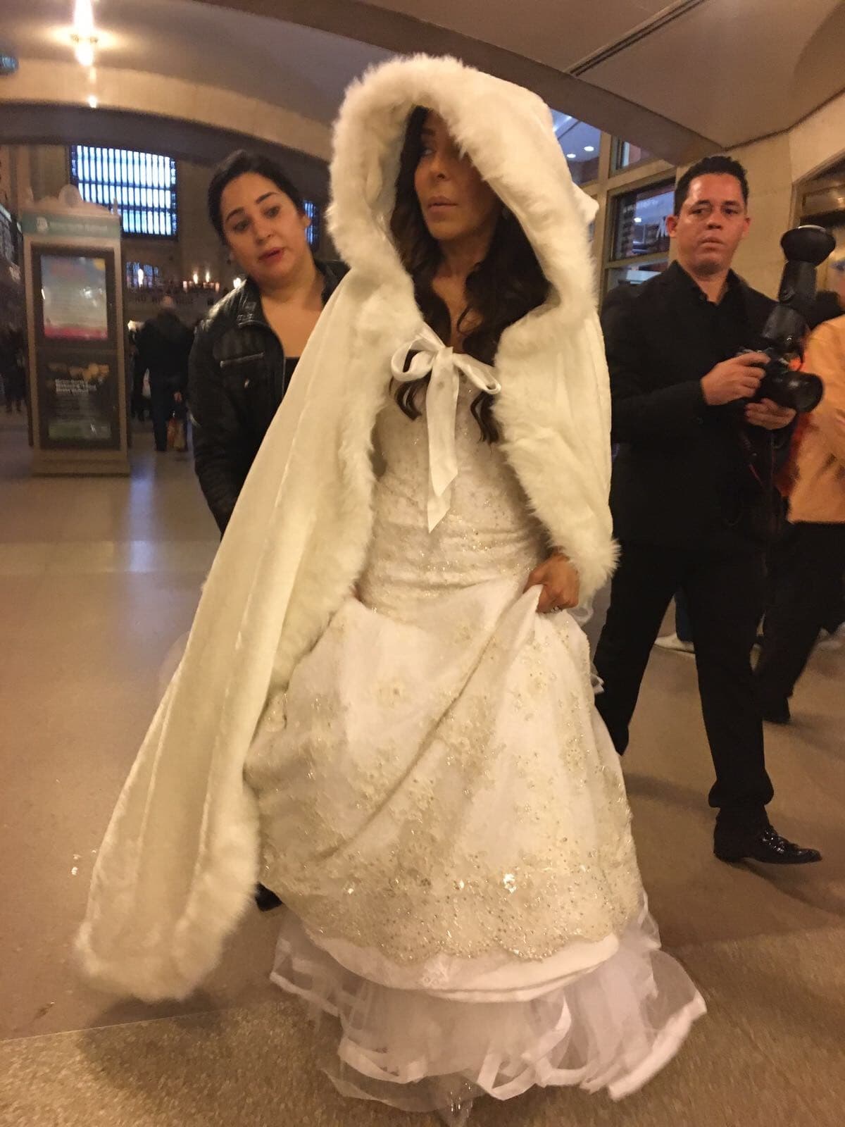 Lució una hermosa capa para taparse de la lluvia.