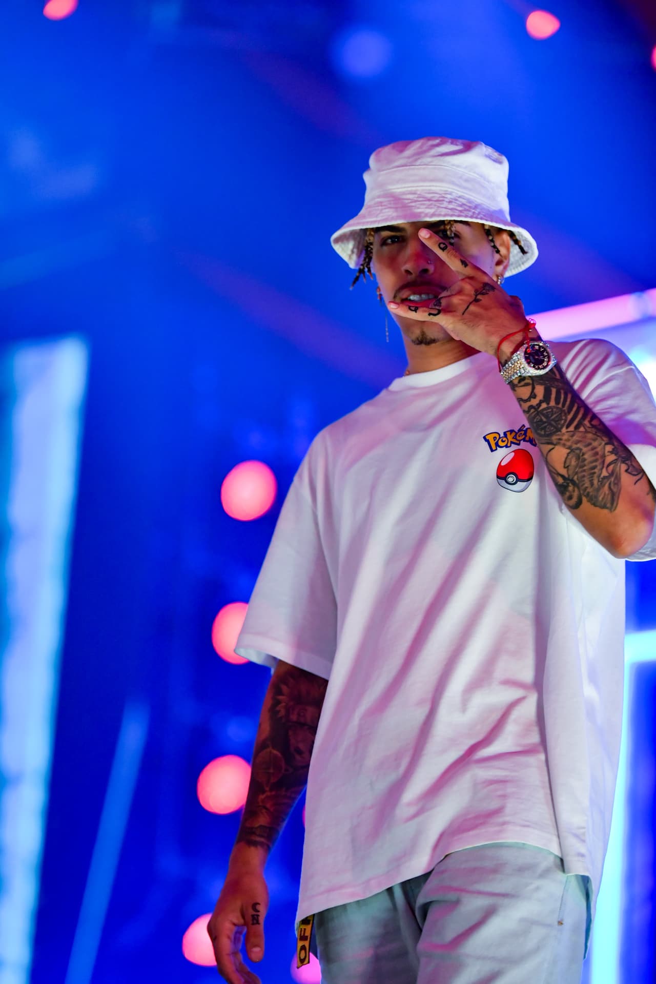 Como complemento recurrió a este sombrerito blanco.