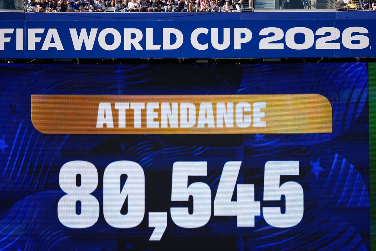 La cifra de asistencia aparece en el marcador durante el partido de fútbol del Grupo I de la Copa del Mundo entre Francia y Senegal en East Rutherford, Nueva Jersey.