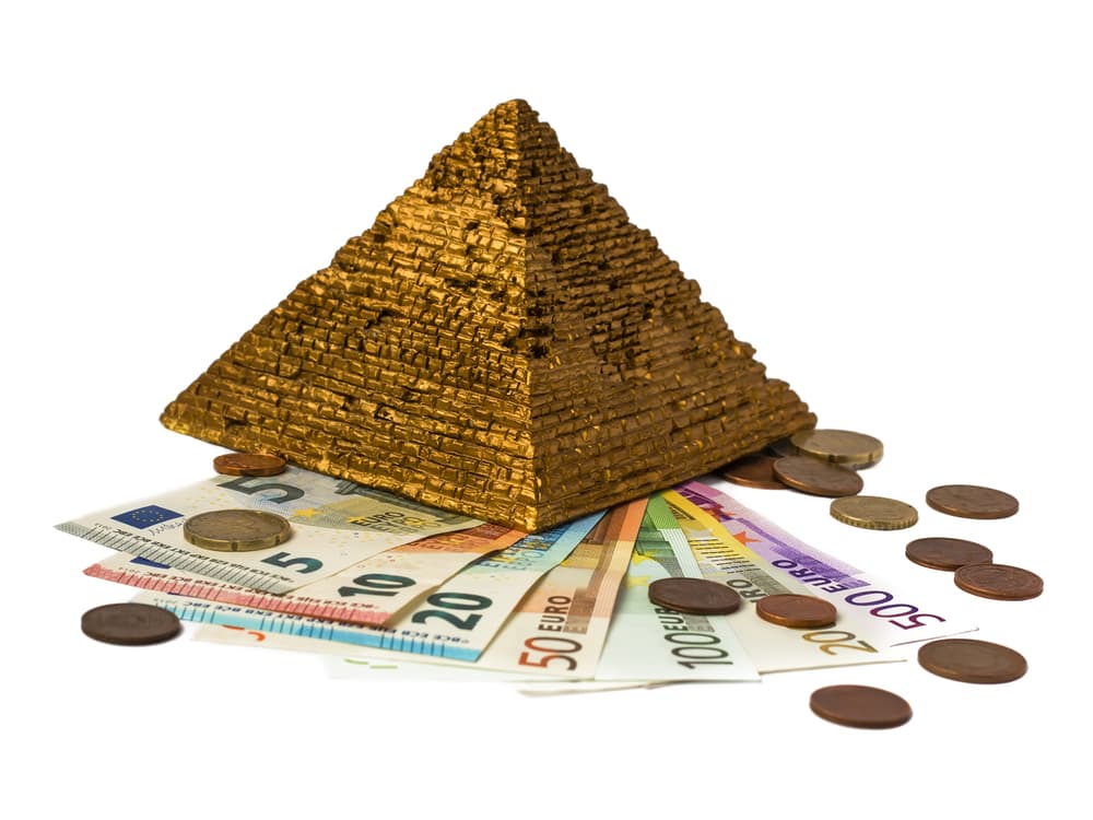 Se considera el 4 como el número base de la pirámide y por tanto es el que representa la solidez. ¿Cómo usarlo para atraer la prosperidad y las riquezas a tu vida? Toma tiempo para ir a cualquier lugar donde vendan pirámides pequeñas, o encargarlas por Internet. Debe ser una pirámide de color verde "jade, aventurina- aunque también puede ser de color azul, o blanco. Lo importante es que no sea artificial, sino de un mineral natural.