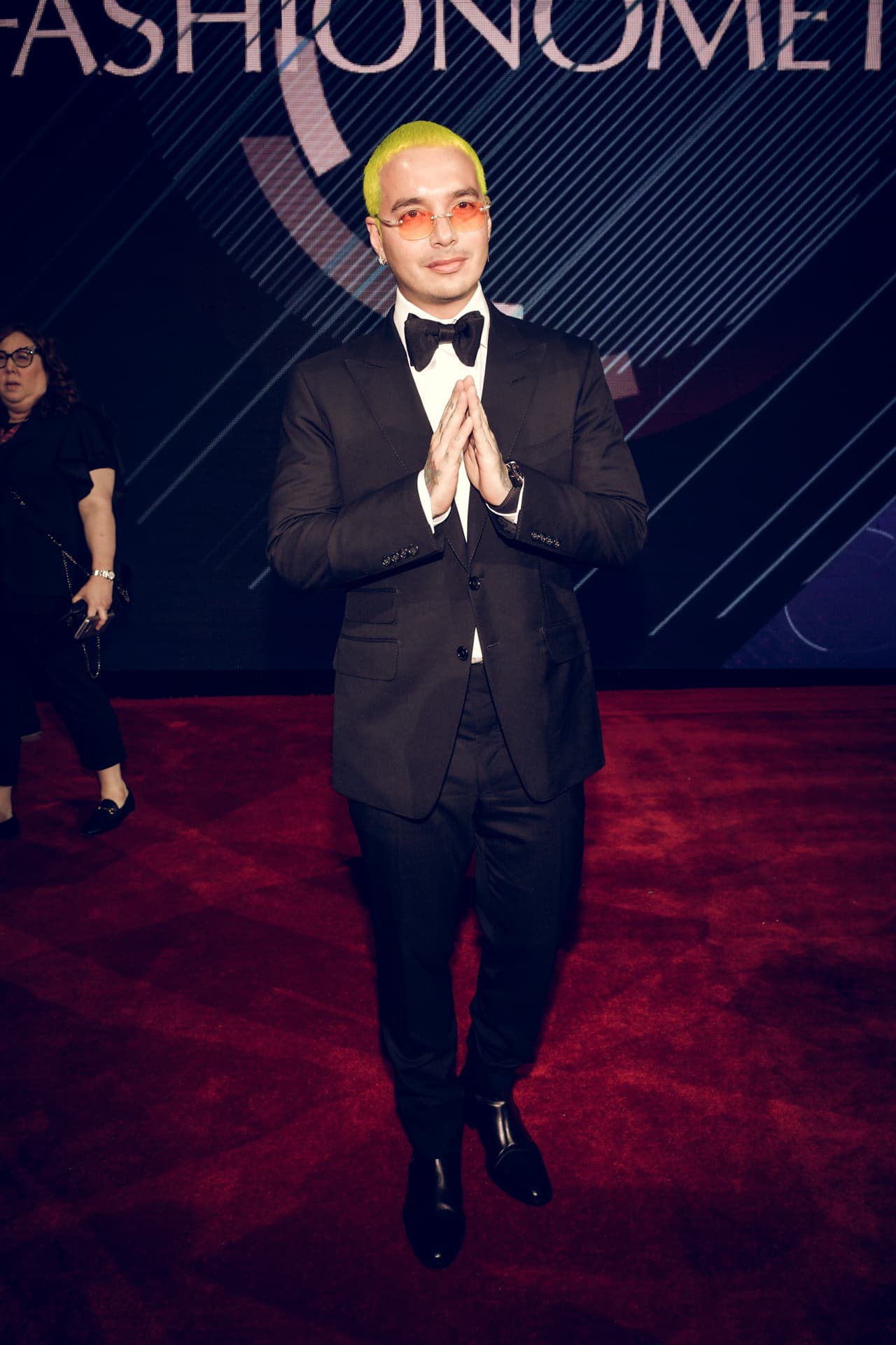 El cantante J Balvin apostó por un look formal y clásico. Sin embargo, el colombiano puso su toque excéntrico con su cabello amarillo y sus gafas naranja.