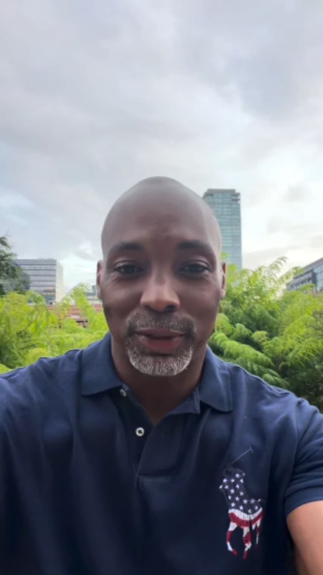 Matthew Brewer, abogado, empresario y expresidente interino y presidente de la junta de la Autoridad de Vivienda de Chicago (CHA), anunció su candidatura el 25 de junio de 2026, meses después de ser destituido por el alcalde Brandon Johnson. Enfoca su campaña en la vivienda asequible, el crecimiento económico y la inversión en comunidades históricamente relegadas. Continúa en la junta de la CHA y co-posee negocios locales.