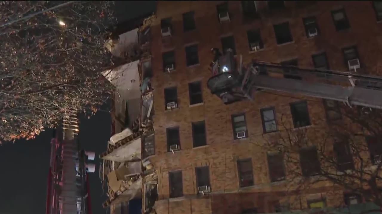 La mañana de este martes, el sitio permanece cerrado al paso de personas y vehículos, mientras maquinaria trabaja en limpiar el sitio y llevar a cabo las investigaciones para determinar la causa del accidente.
<br>