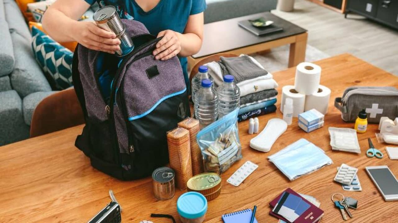 Ten 
<b>suministros adicionales</b>, incluido un teléfono celular completamente cargado, agua potable y un kit de emergencia en caso de que se experimente un cierre prolongado de la carretera.