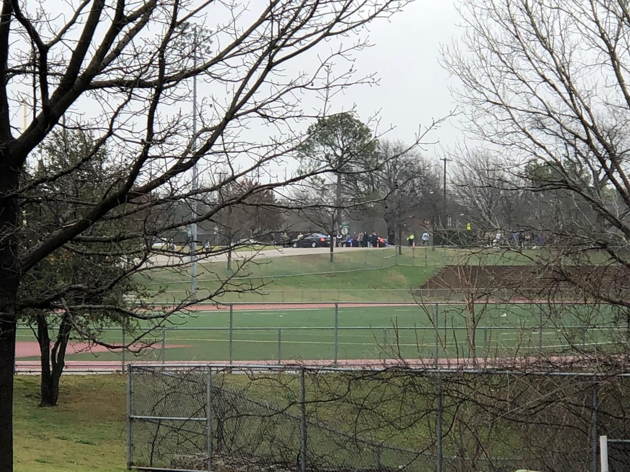 Al fondo se observan los estudiantes abandonando el plantes en fila.