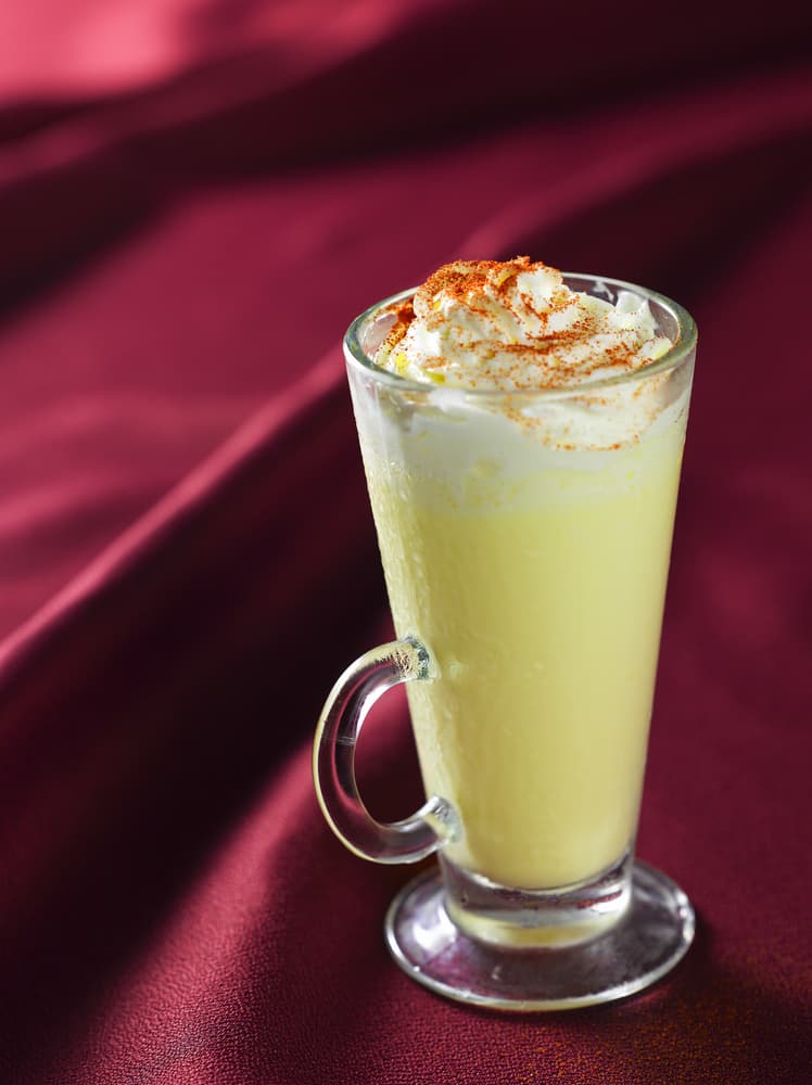 Ahora que tienes estas recetas es el mejor momento para brindar con tus seres queridos y amigos. Disfruta, levanta tu bebida y ¡salud!