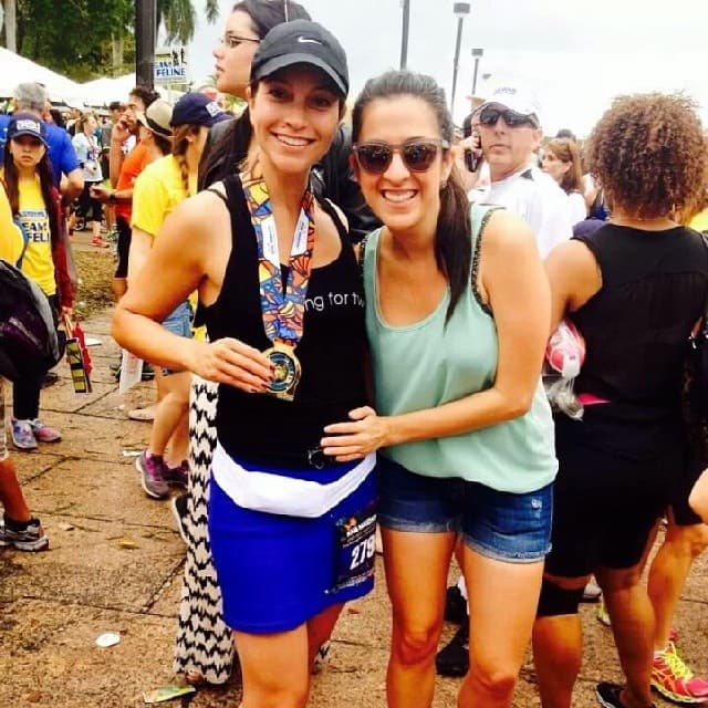 Satcha ha corrido múltiples maratones de Miami, incluso cuando esperaba a Bruce, su hijo primogénito. Aquí la vemos posando con su amiga y compatriota Maity Interiano que la apoyó en varias carreras.
<br>