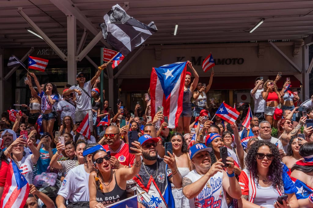 El público del Desfile Nacional Puertorriqueño en la ciudad de Nueva York tiene distintas opiniones sobre 
<b>cuál debe ser el futuro político del archipiélago borinqueño</b>. Puerto Rico es 
<b>considerada por algunos como la colonia más antigua del mundo</b>, mientras que otros entienden que es 
<b>un territorio no incorporado de Estados Unidos</b>. 
<br>Claro tienen los puertorriqueños que el actual 
<b><a href="https://www.univision.com/local/puerto-rico-wste/puerto-rico-no-puede-ser-estado-donald-trump-pone-por-escrito-cuan-destructivo-seria" target="_blank">presidente de Estados Unidos, Donald Trump, ha rechazado que su isla se convierta en el estado 51</a></b>.