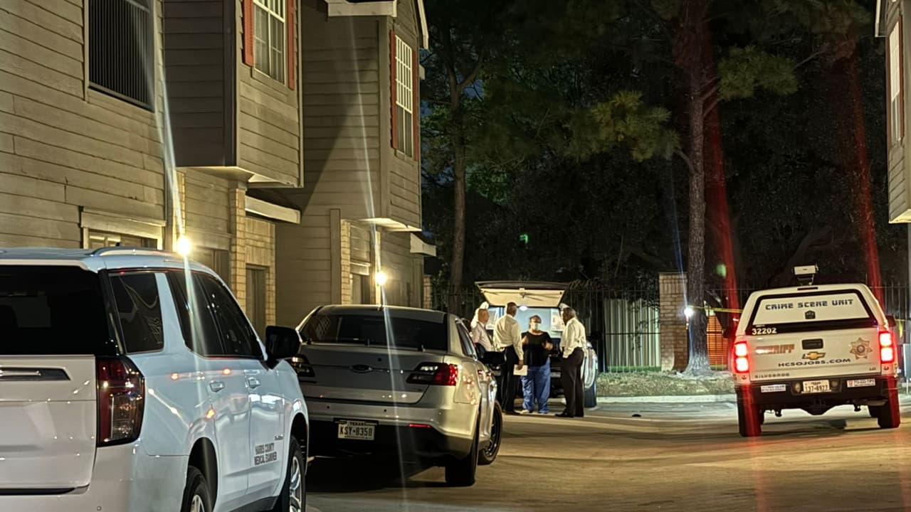Madre encuentra a sus dos hijos baleados mortalmente en un dormitorio tras una breve discusión