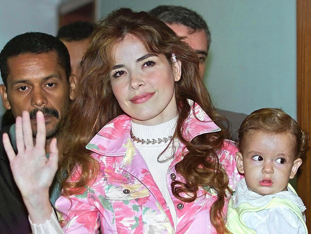 Si bien Ángel Gabriel nació en medio del escándalo y reflectores sobre su mamá, una vez que ella obtuvo su libertad, lo mantuvo lo más alejado de la escena pública posible.