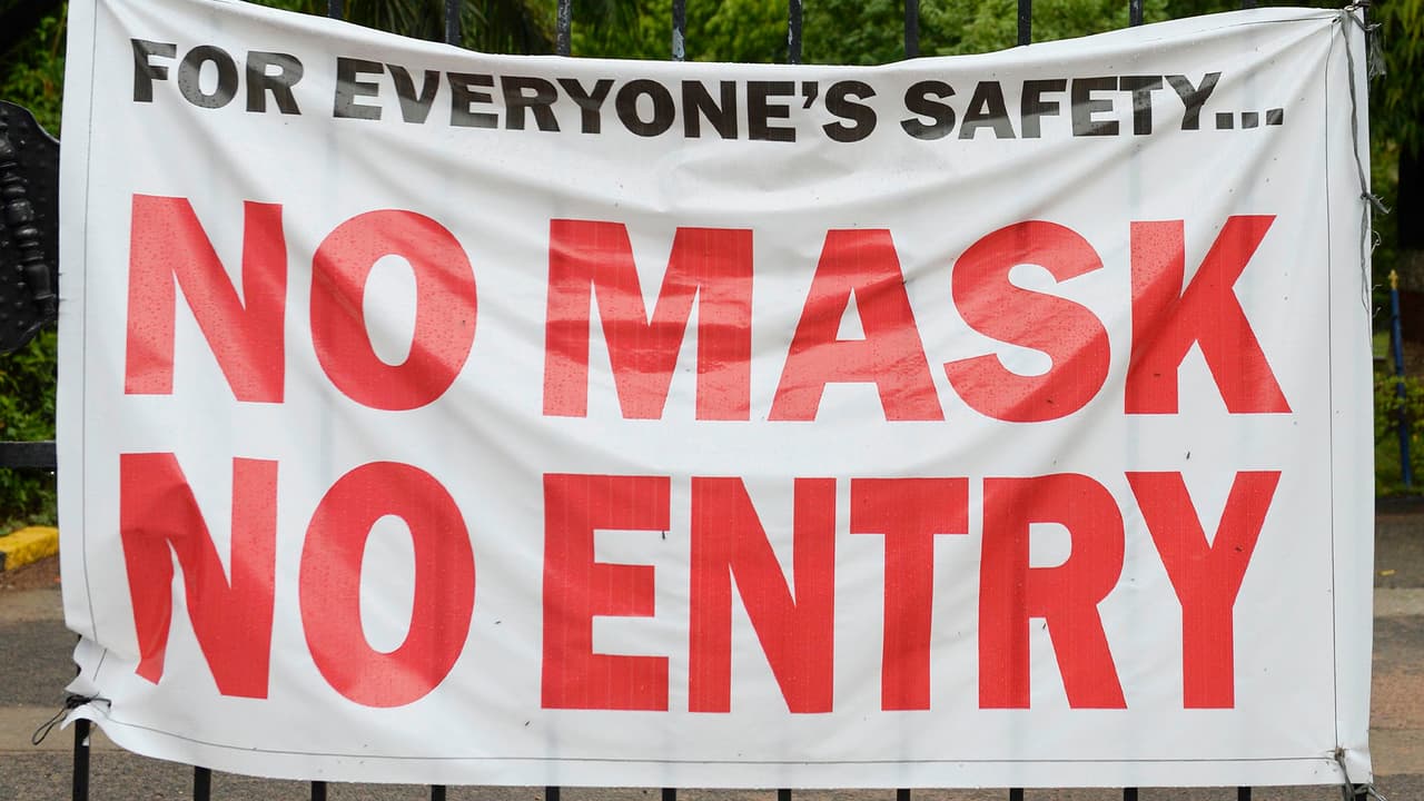 El gobernador Roy Cooper
<a href="https://www.univision.com/local/north-carolina-wuvc/todos-deben-usar-la-mascarilla-carolina-del-norte-endurece-medidas-para-tratar-de-frenar-el-coronavirus">firmó una orden ejecutiva que obliga a cubrirse la cara</a> en los gimnasios, áreas públicas en interiores y otros comercios. Le explicamos la orden ejecutiva Nro. 180.