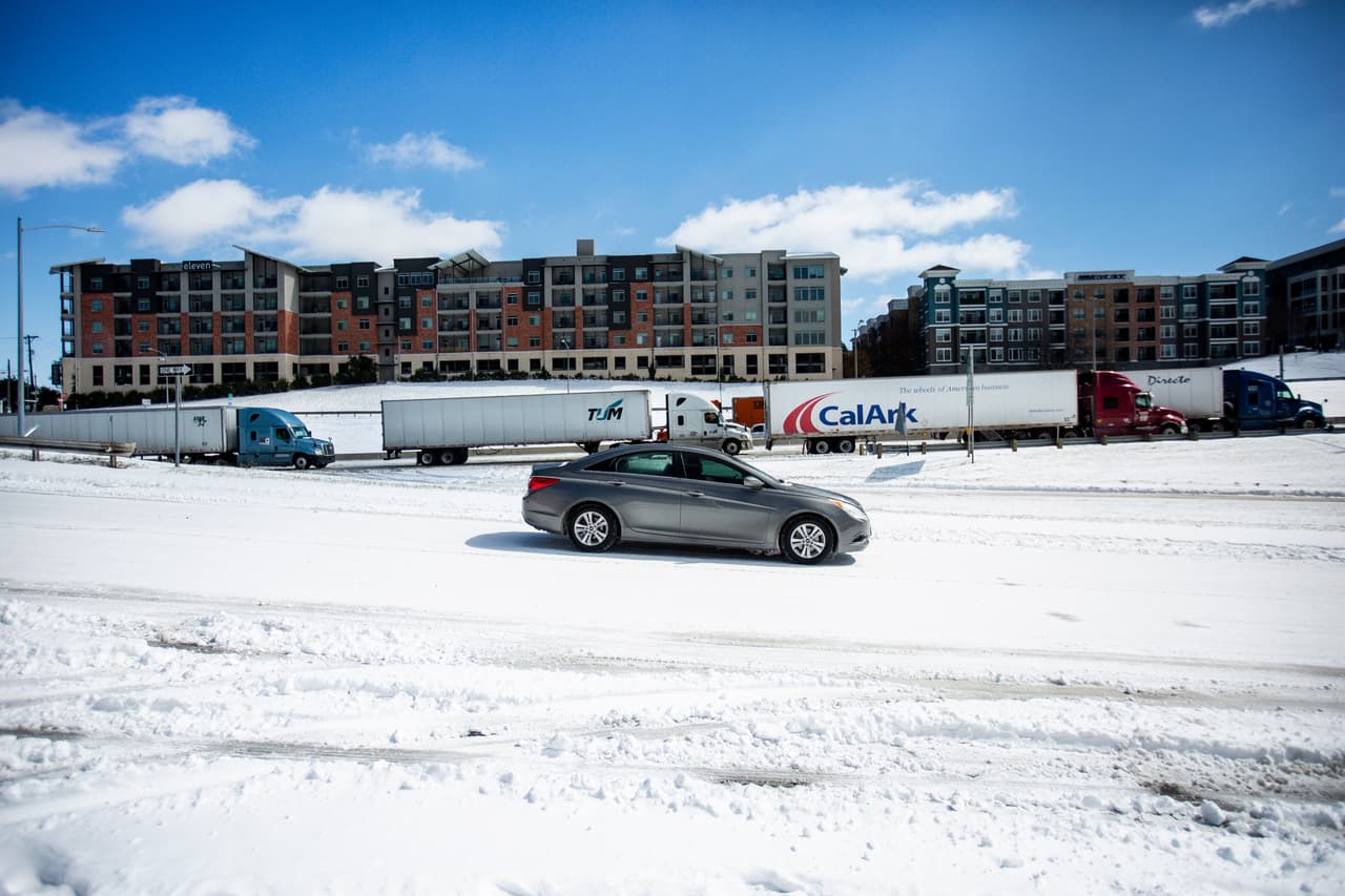 Implementar un plan de limpieza de carreteras revisado para las tormentas invernales. Así como evaluar el inventario del gobierno de materiales de remoción de nieve y hielo en el área del condado Austin-Travis.