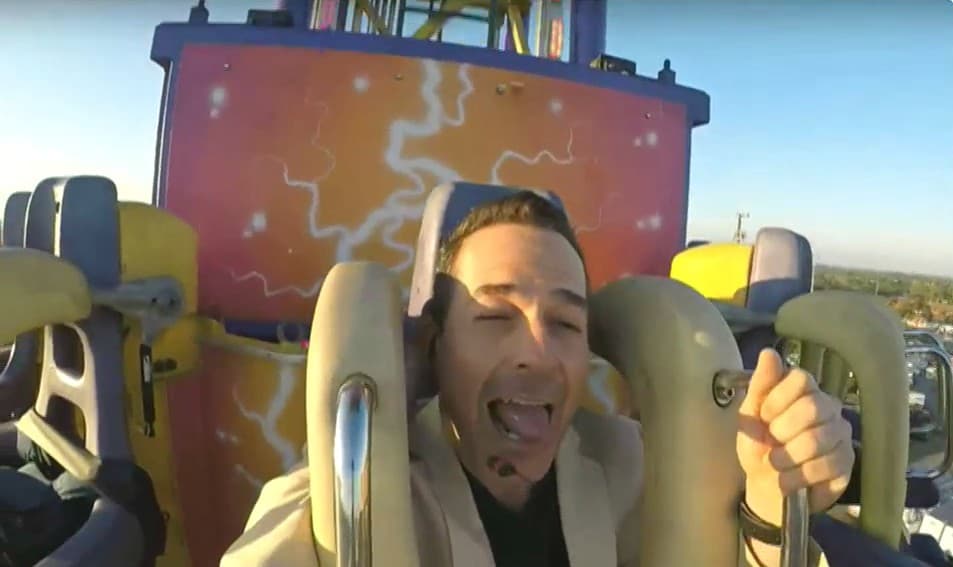 Con caras y gestos, Carlos nos contagió su miedo al estar en lo más alto del Mega Drop.