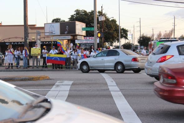 A cantos y gritos pidieron paz y libertad en la calle Westheimer, una de las más transitadas de Houston. 