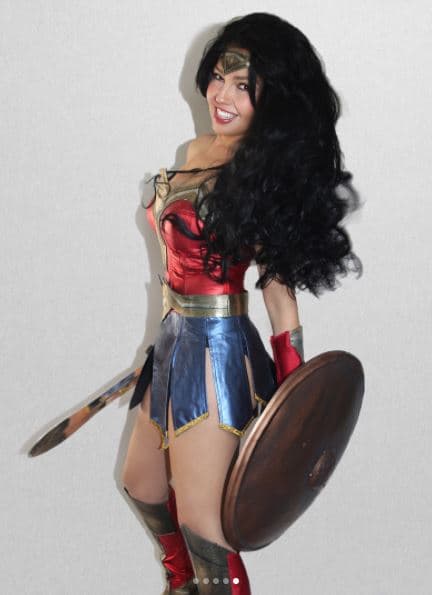 La cantante mexicana Thalía se rindió ante los poderes de ‘Wonder Woman’ y decidió que este sería su disfraz para la noche de Halloween.