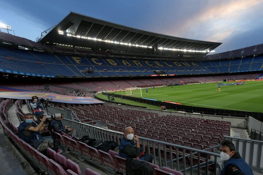 Los fotógrafos en la tribuna también deben acatar las medidas sanitarias impuestas.