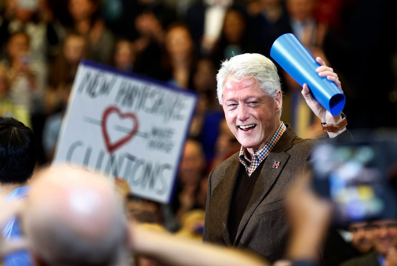 Bill Clinton ignora los ataques de Trump en su primer evento de campaña en solitario