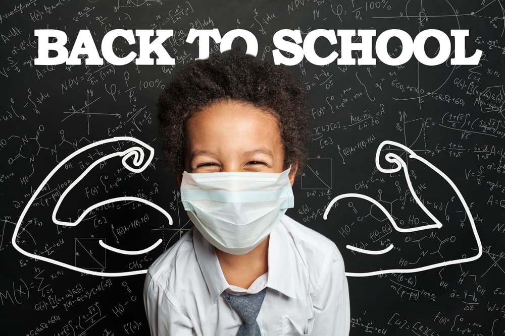 Aunque en países como Estados Unidos se ha avanzado muchísimo en la vacunación de la población, llegando ya a los adolescentes. Pero al llegar un nuevo ciclo escolar, llega la duda sobre si es necesario que los pequeños sigan en casa o ya deben regresar a clases presenciales.