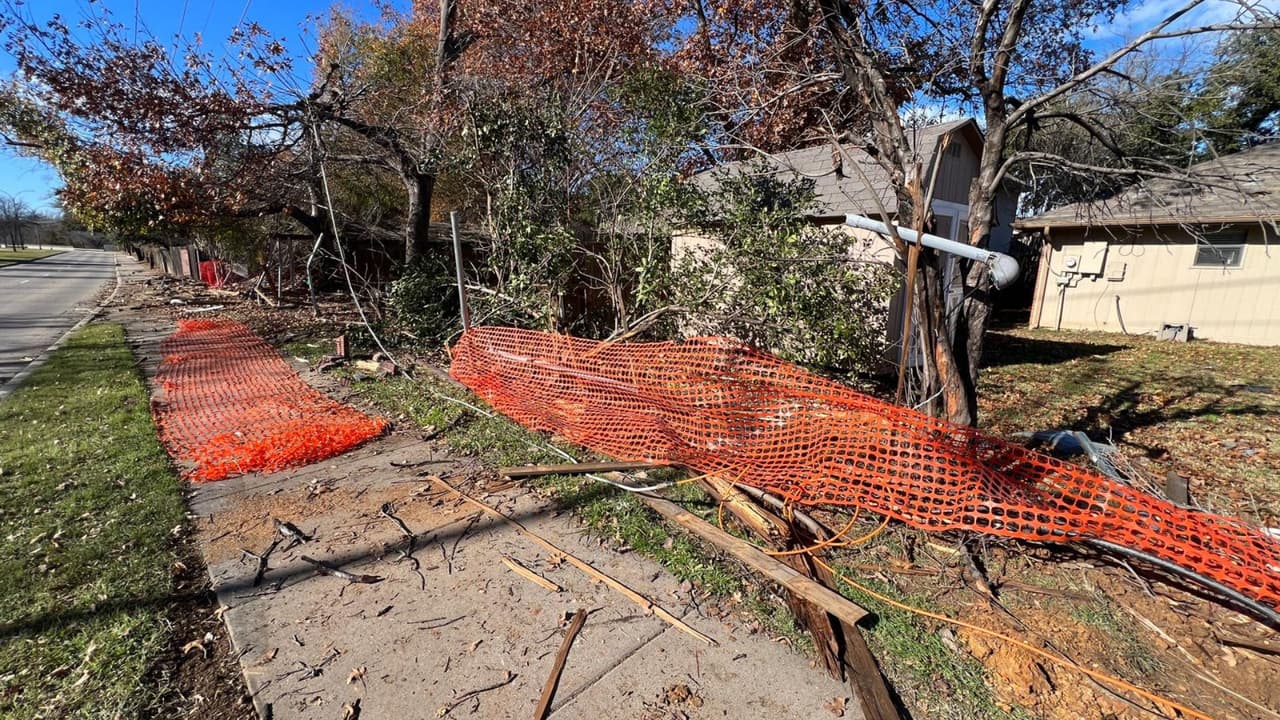 Según las investigaciones preliminares, se cree que el hombre se desplazaba en dirección oeste por Sublett Rd cuando 
<b>perdió el control de su vehículo, saliéndose parcialmente de la carretera y colisionando violentamente contra un árbol</b>.