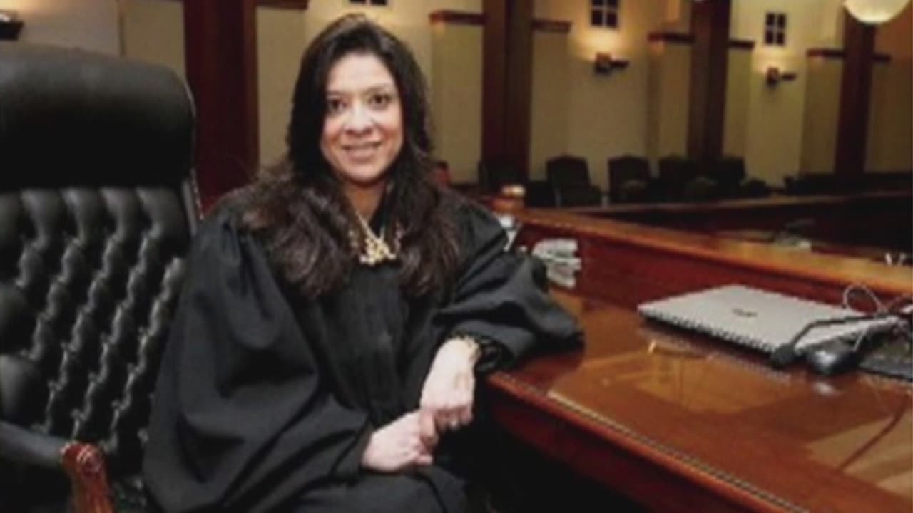 Pistolero disfrazado de repartidor de Fedex mata al hijo de una juez federal de NJ y balea a su esposo