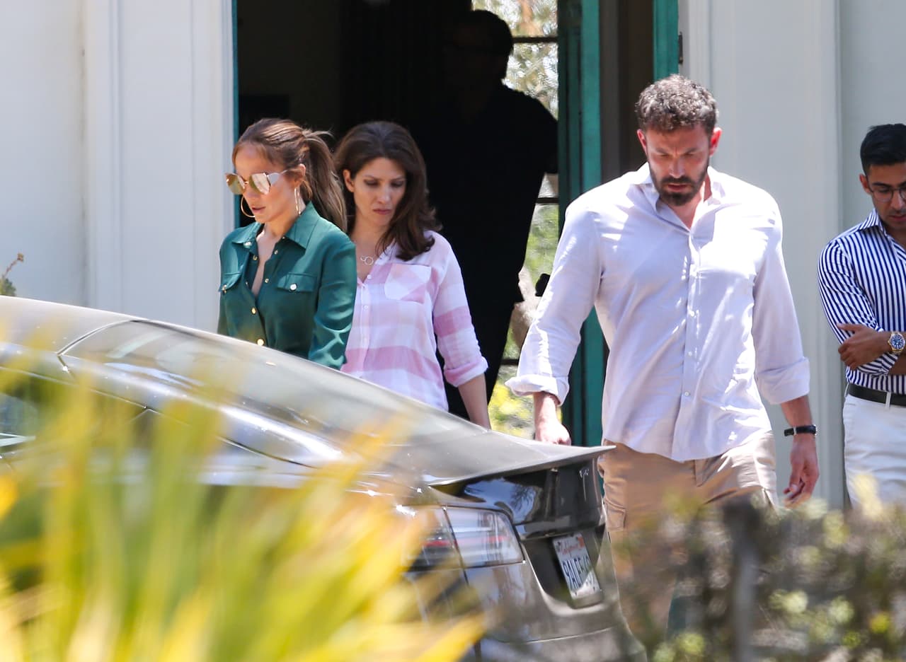 Desde que
<b><a href="https://www.univision.com/famosos/jlo-celebra-cumpleanos-beso-ben-affleck-yate-europa-arod-fotos" target="_blank"> la pareja hizo oficial esta segunda etapa de su romance </a></b>en julio de 2021, es la primera ocasión en que se le ve a Ben Affleck conviviendo al lado de una de sus 'cuñadas'. 
<br>