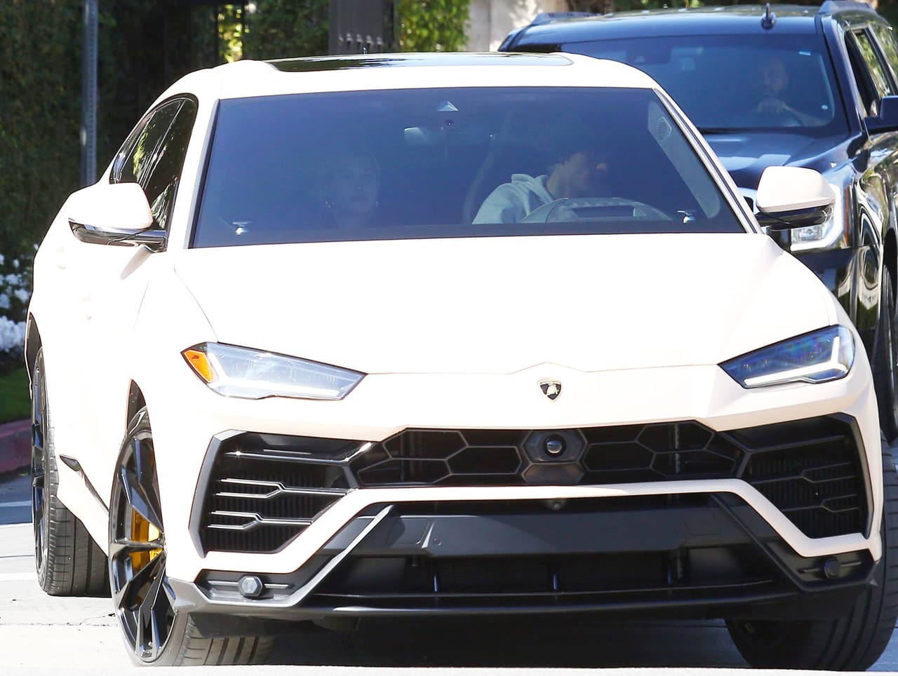 <b><a href="https://www.univision.com/famosos/a-justin-bieber-le-atormento-su-capacidad-de-ser-fiel-antes-de-pedirle-matrimonio-a-hailey-baldwin-fotos" target="_blank">Bieber y Baldwin</a></b> la visitaron el martes 18 de febrero y llegaron escoltados por un séquito de camionetas Range Rovers con ventanas polarizadas.
<br>