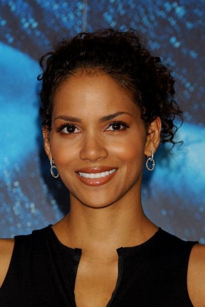 Con tanto trabajo es necesario distraerse con un poquito de amor, aunque a la actriz no le ha ido muy bien que digamos en este tema, pues se dice que sufrió maltrato físico por uno de sus primeros novios y esto le causó un problema de disminución de capacidad auditiva, pero tristemente eso no es todo...