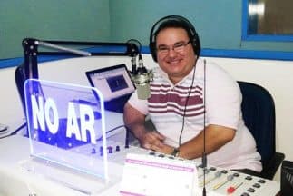 El locutor radiofónico Gleydson Carvalho. (Imagen tomada de la cuenta de Twitter @conectica).