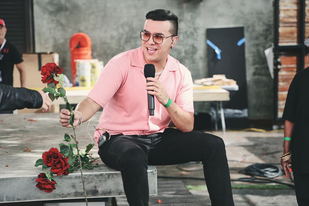 Para este intérprete, que comenzó su carrera desde los ocho años, no cabe duda que el romanticismo es una parte fundamental de su espectáculo.