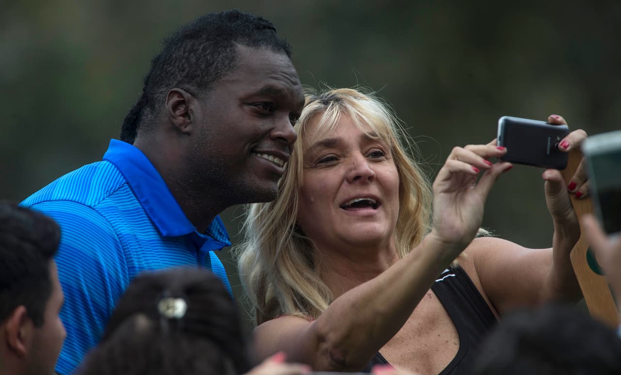 LaVar Arrington, que también estuvo en el certamen, fue buscado por los fanáticos que querían inmortalizar su presencia en tierra mexicana.