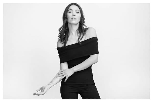 Su esbelta figura la hace lucir elegante e interesante.