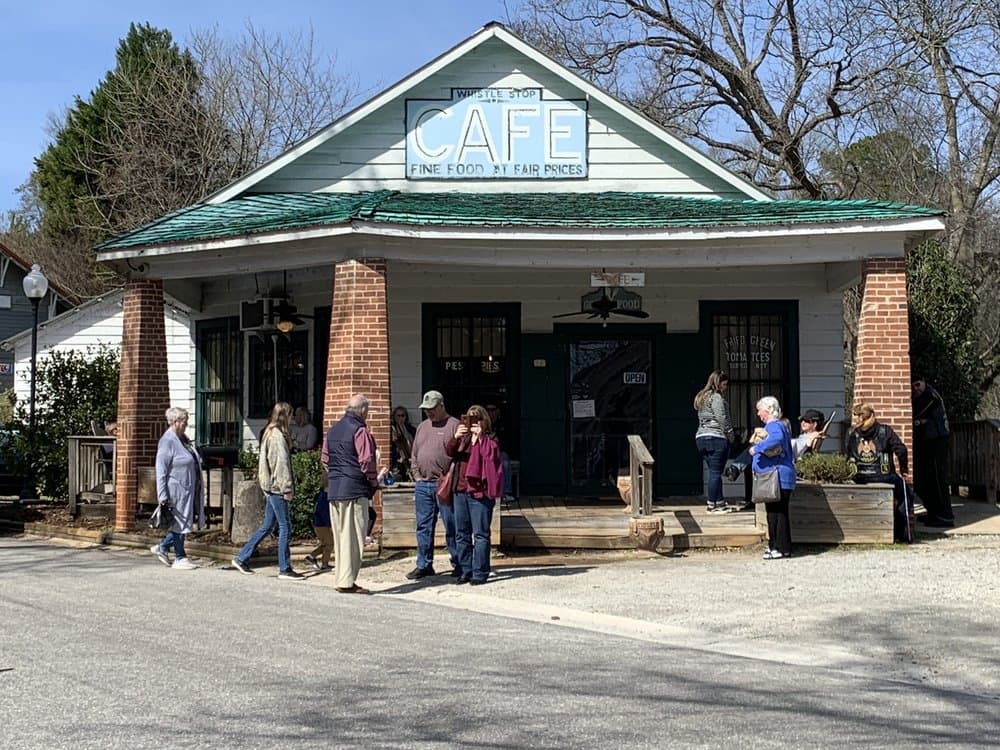 <b>Whistle Stop Café</b>
<br>Dirección: 443 Mccrackin St. Juliette, GA. 31046
<br>Teléfono: (478) 992-8886
<br>Sitio web: 
<a href="https://thewhistlestopcafe.com/">https://thewhistlestopcafe.com/</a> 
<br>
<b><a href="https://www.yelp.com/map/whistle-stop-cafe-juliette">Cómo llegar</a></b>
<br>
<br>El Whistle Stop Café es conocido por el papel principal que desempeñó en la película de 1991 " Fried Green Tomatoes". Después de filmar la película, el edificio de Juliette se transformó en un verdadero café y es popular por servir la mejor cocina sureña en la ciudad de Juliette. El plato más popular que piden tanto los cinéfilos como los lugareños: tomates verdes fritos del "Original Whistle Stop Cafe".