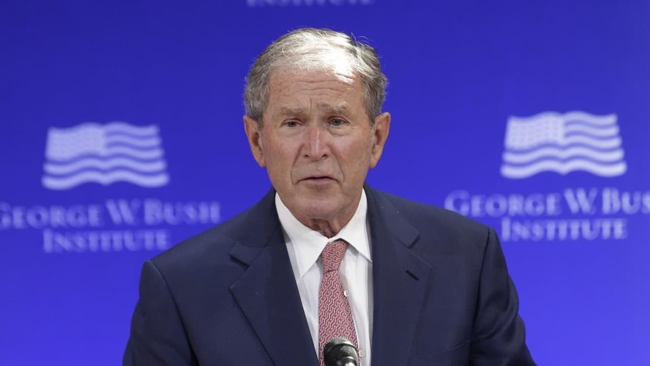George W. Bush arremete contra el "nacionalismo deformado" de la era Trump pero sin nombrar al presidente