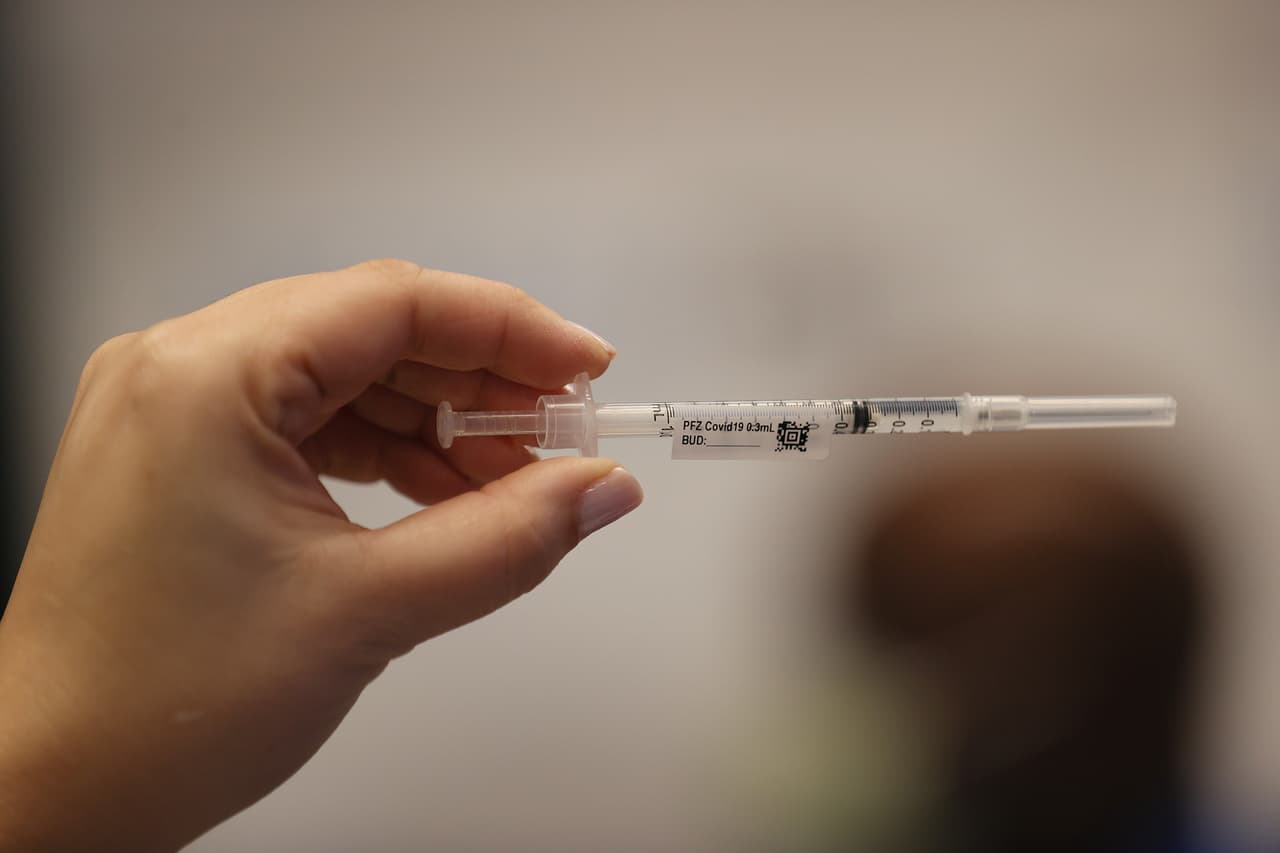 Las personas que quieran llevar a cabo la inscripción online pueden
<a href="https://www.miamidade.gov/global/initiatives/coronavirus/vaccine/home.page#googtrans(en|es)" target="_blank">entrar aquí al sitio web dispuesto por el condado</a> y quienes quieran hacerlo por teléfono pueden llamar al 305-614-2014.
<br>