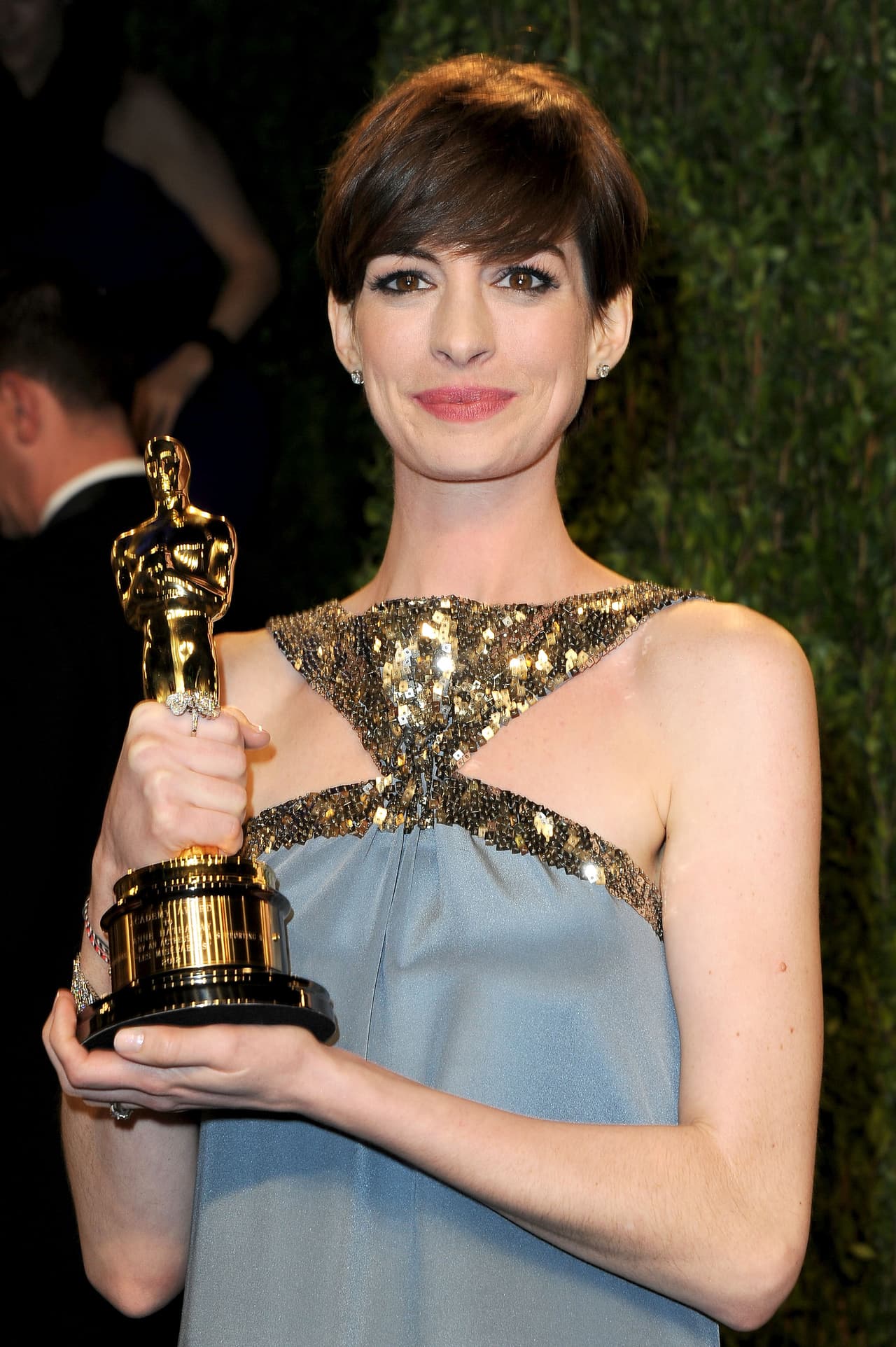 El 24 de febrero de 2013, Anne Hathaway ganó el premio Oscar como Mejor actriz de reparto por su trabajo en 'Les Miserables'. Asistió a la ceremonia presumiendo ese look.