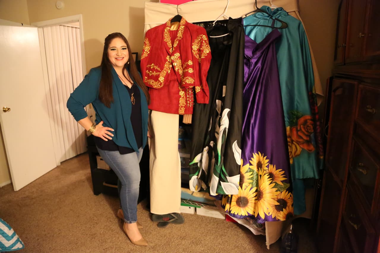 Sus faldas y su traje de mariachi son su orgullo más grande.
