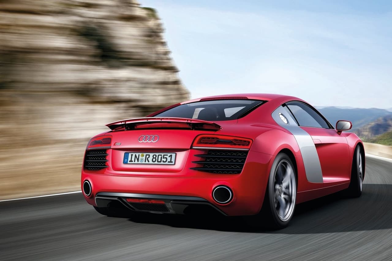 El Audi R8 tiene todas las cualidades a las que cualquier fanático de los autos deportivos aspira. Empezando por su motor V10 de 5.2 litros colocado detrás de los asientos que desarrolla 610 caballos de fuerza, logra una velocidad máxima de 205 mph y una aceleración de 0 a 60 mph en 2.9 segundos. El Audi R8 comparte su plataforma y su mecánica con el Lamborghini Gallardo.