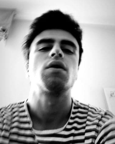 Itzan Escamilla es un joven actor de origen español que ha trabajado en cine, televisión y teatro.