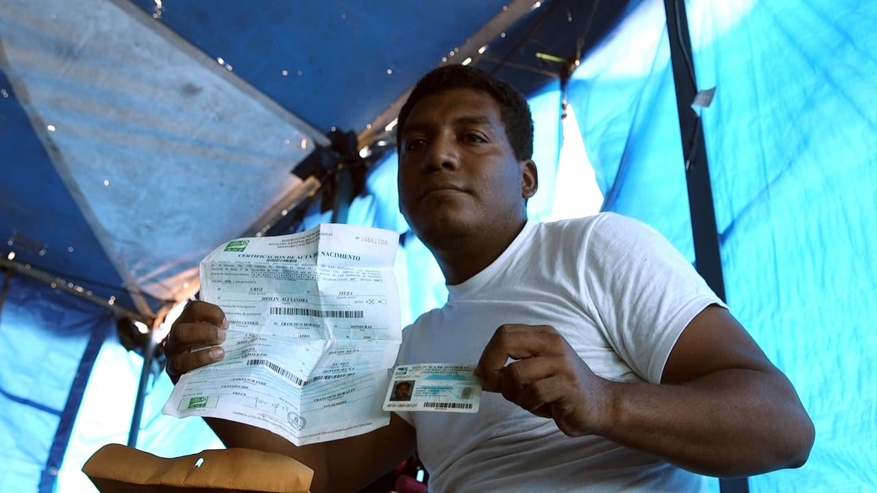 ¿El estado de Washington o Washington DC? 
<b>Alexis Cruz</b>, de 32 años, no está seguro en cuál de los dos lugares vive el pariente que lo va a recibir. Pero al menos tiene su dirección anotada en un trozo de papel que envolvió en tres bolsas de plástico para que no se mojara. “Uno pasa por lluvia, agua, por el río”, cuenta este hondureño dentro de una carpa en la 
<b><a href="https://www.facebook.com/univisionnoticias/videos/10155125854634796/?pnref=story">iglesia Sagrado Corazón de McAllen</a></b>. Cruz también trae la partida de nacimiento de su niña de 10 años, algo que casi todos los inmigrantes con hijos se aseguran de llevar para demostrar su parentesco ante las autoridades migratorias de Estados Unidos.