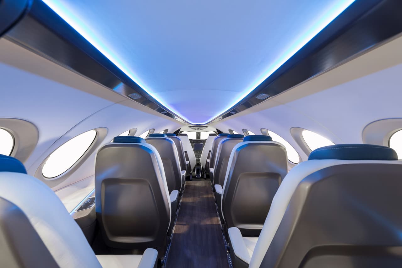 Está propulsado por tres motores eléctricos de 260 kilovatios (Kw) cada uno, alimentados por una batería de ion litio capaz de entregar 900 kW de electricidad por hora. Ante un desperfecto en el funcionamiento de un equipo o sistemas, la aeronave dispone de otro que asume sus funciones. Solo su motor de cola es capaz de hacerlo despegar o aterrizar el avión con seguridad si los de las alas tuvieran un desperfecto.