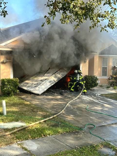 Un garaje se incendió y las llamas consumieron tres vehículos, incluyendo una motocicleta, en Riverview, en la Bahía de Tampa. El fuego se originó la tarde del 8 de octubre cuando el residente de la vivienda cambiaba la bomba de gasolina de uno de los automóviles. El Departamento de Bomberos del condado Hillsborough acudió a sofocar las llamas y no se reportaron personas lesionadas.
