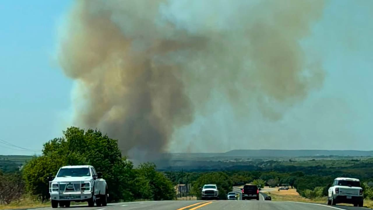 Al otro lado de la línea del condado, 
<b>la situación era distinta. </b>Las autoridades 
<b>recomendaron evacuar de manera preventiva a residentes ubicados al norte de Fortune Bend Road hasta Highway 16 North,</b> en FM 337. 
<br>Allí la salida 
<b>no había sido ordenada como obligatoria</b> en la última actualización disponible. 
<br>El incendio también
<b> obligó a cerrar un tramo de U.S. Highway 180,</b> una de las principales vías de la zona. 
<br>
<b>Más de 100 bomberos trabajaban en la emergencia,</b> mientras equipos estatales atacaban las llamas desde el aire y cuadrillas en tierra trataban de proteger viviendas y otras estructuras.