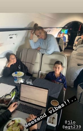 Ya a bordo, A-Rod hizo pública una instantánea más a la que agregó: "¡Vibras de fin de semana!".