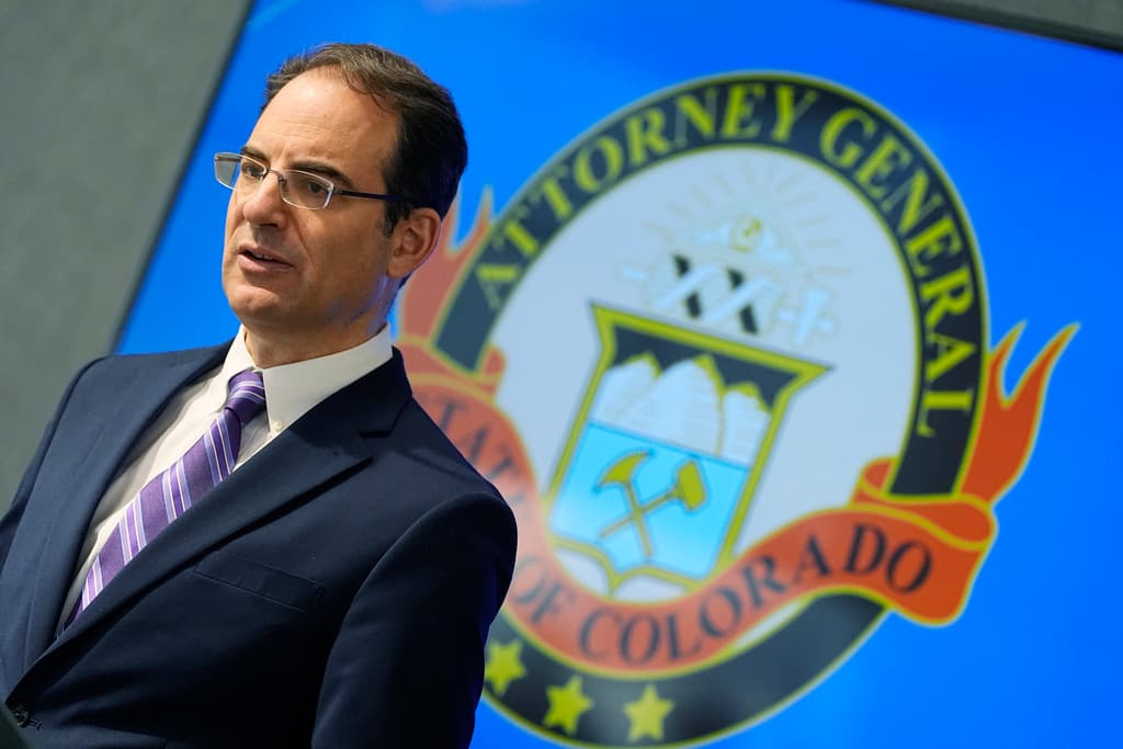 El fiscal general de Colorado, Phil Weiser, durante una conferencia de prensa en febrero de 2024.