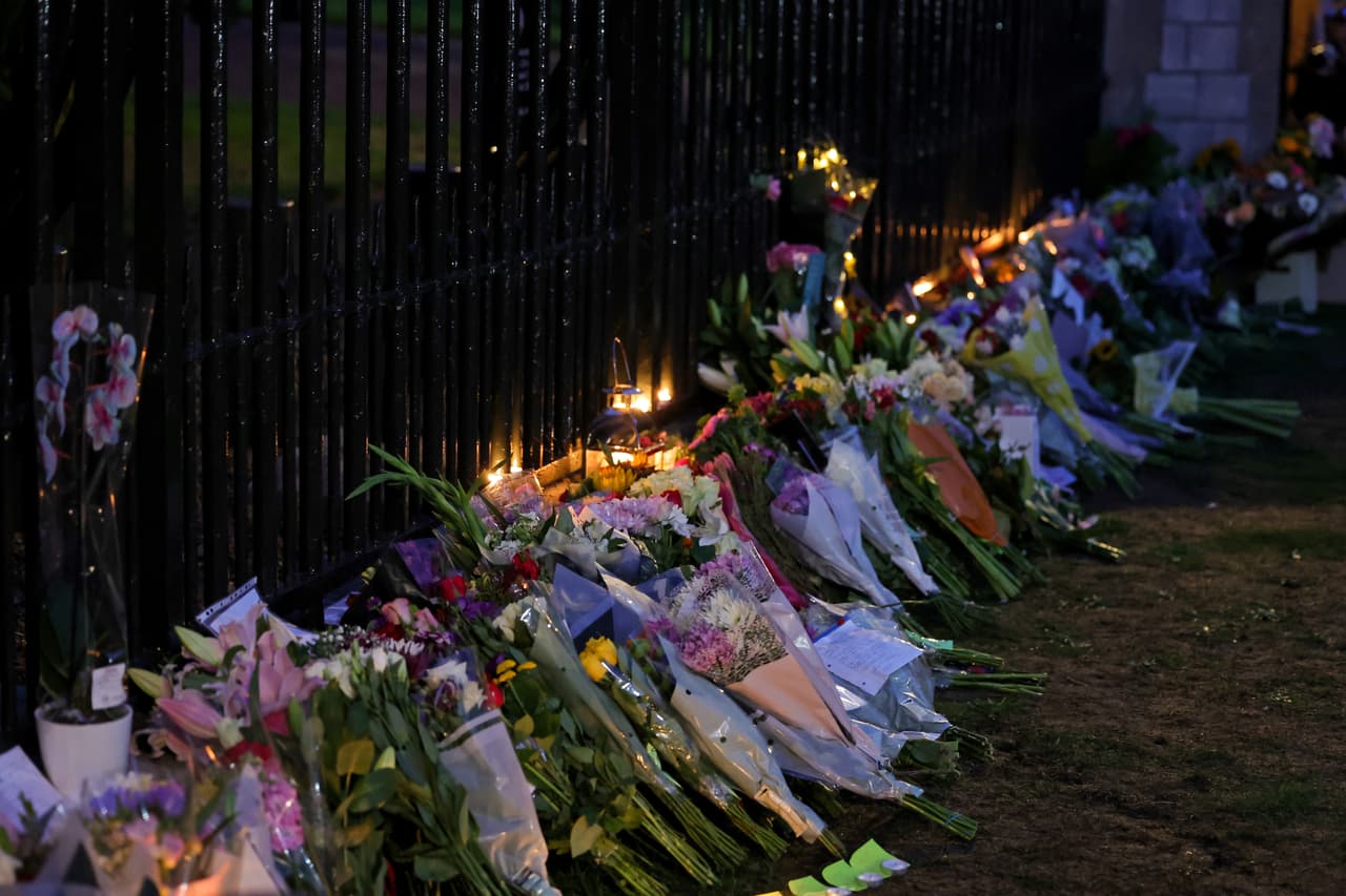 Caía la noche en Europa y más personas seguían llegando al castillo de Windsor para homenajear a su reina llenándola de flores.