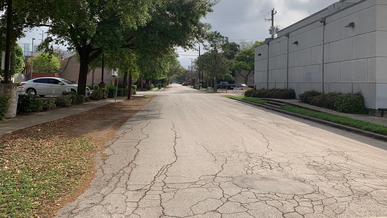 En un día con agradables temperaturas, no se ve a gente en las calles ante las medidas implementadas por el condado Harris.