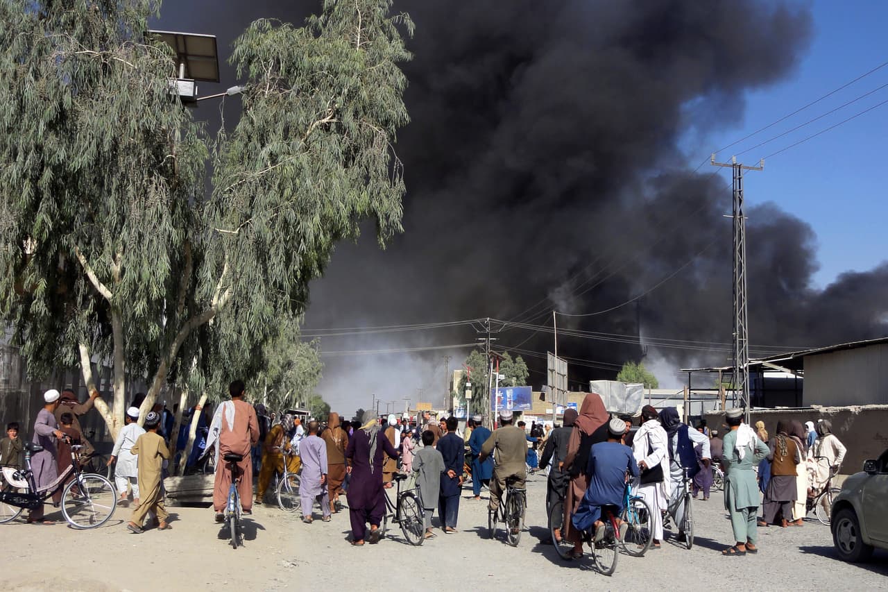 El humo que dejó el combate entre talibanes y las fuerzas gubernamentales en la ciudad de Kandahar. El ejército estadounidense ha estimado que Kabul podría verse bajo presión insurgente en 30 días y que los talibanes podrían invadir el resto del país en unos pocos meses.