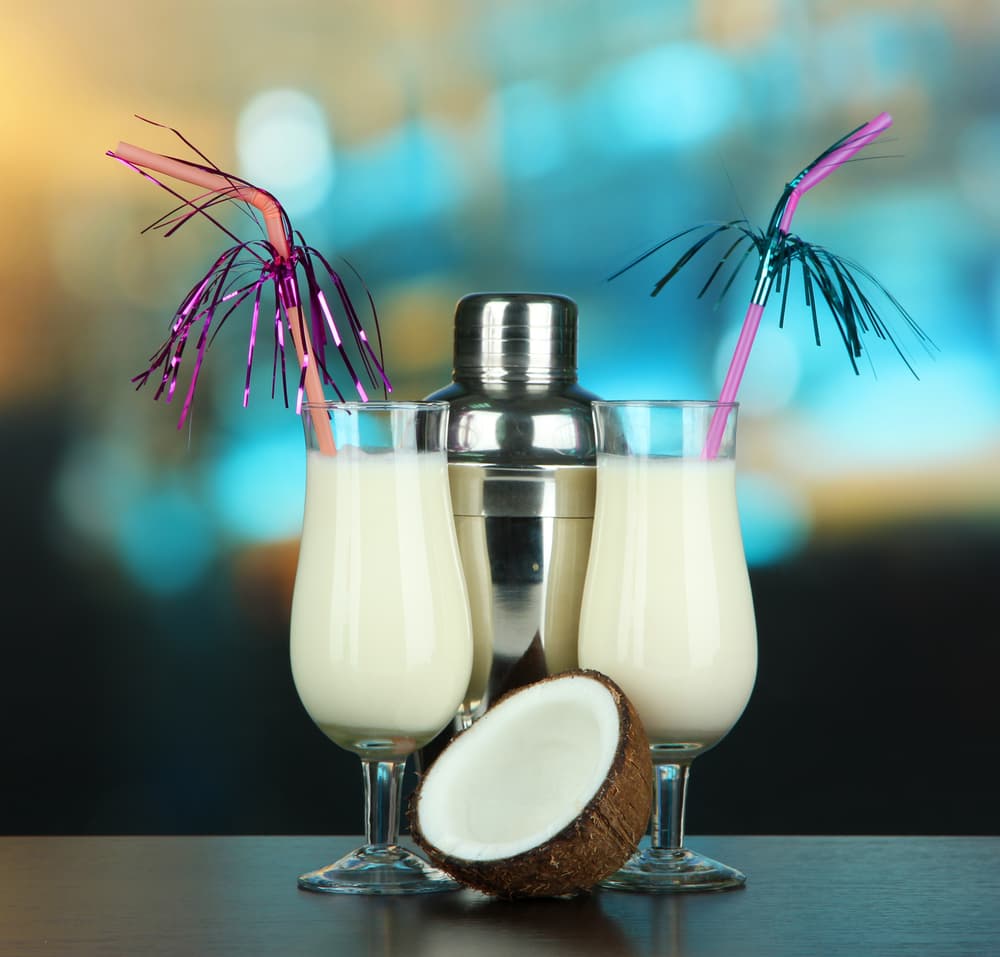 En un vaso alto coloca hielo hasta sus 2/3 partes y añade el ron de coco y el aguardiente de durazno, luego agrega jugo de piña hasta aproximadamente 3/4 del vaso. Completa con el jugo de arándano y el toque de ron. Ahora revuelve bien y brinda por el verano.