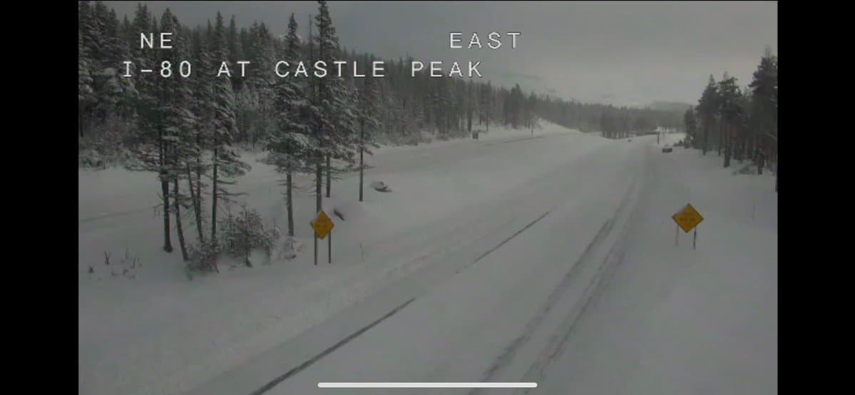 Esta imagen demuestra lo densa de la nevada producto del sistema de baja presión en la zona de montaña durante esta semana, y también demuestra el arduo trabajo de los funcionarios de Caltrans para hacerla transitable para todos .